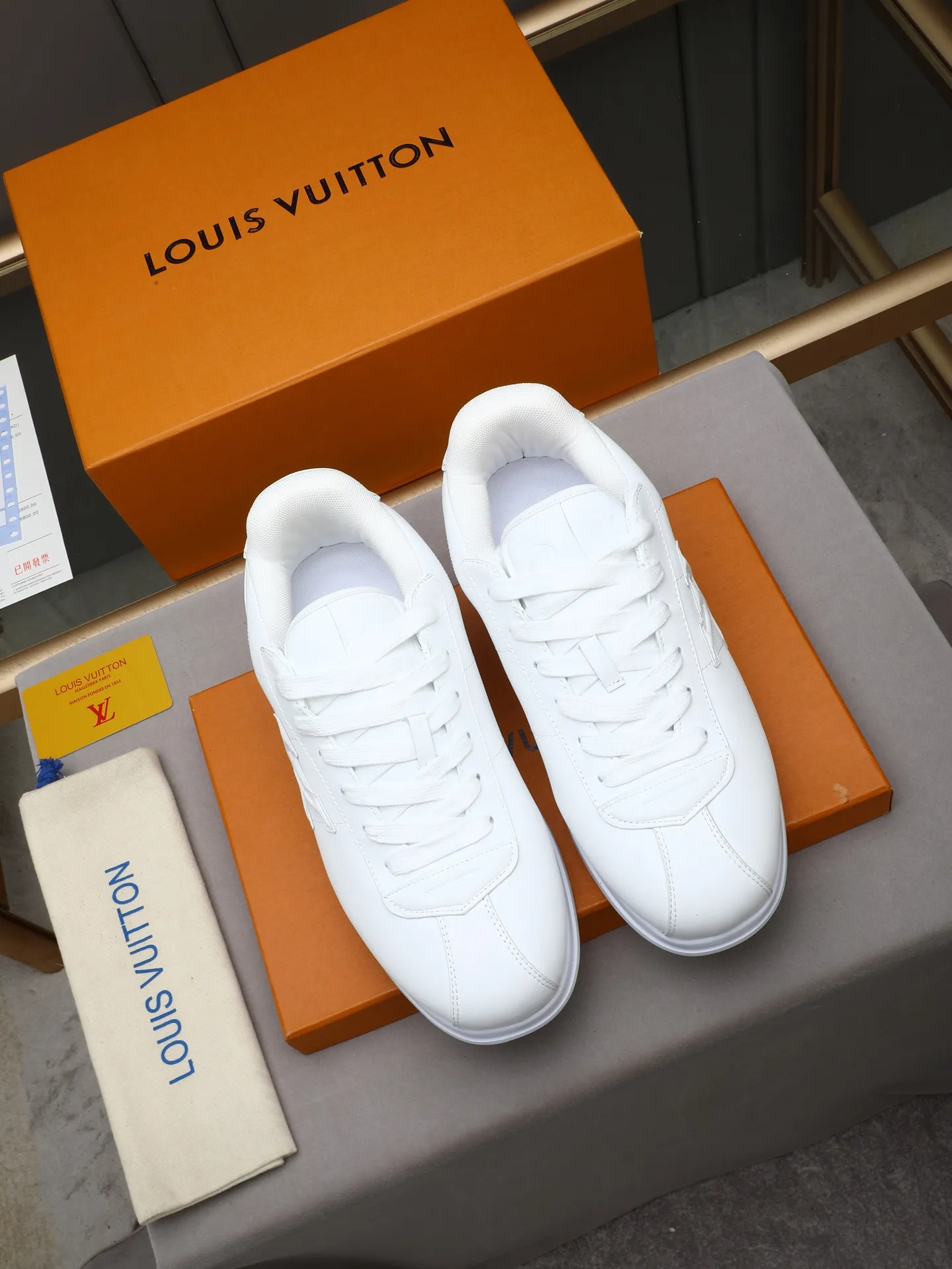 PP560 LV Louis Vuitton L Jialu Brand Runner Tatic Series Thick-soled Casual Sports Shoes Running Shoes Original purchase, development and production This LV Runner Tatic sports shoe combines technical materials such as mesh fabric and ribbons to interpret the inspiration of traditional mountaineering shoes. LV letters are written on one side, the lariat buckle of the quick lacing system is embellished with Monogram flowers and Louis Vuitton logos, and the light and wear-resistant rubber outsole completes the whole. ▪️Fabric: Original imported cowhide + mesh ▪️Inner lining: Original customized breathable mesh ▪️Sole: Original open-molded anti-slip rubber combination material ▪️Size: Men's 38-44 (customized for 45 and 46)